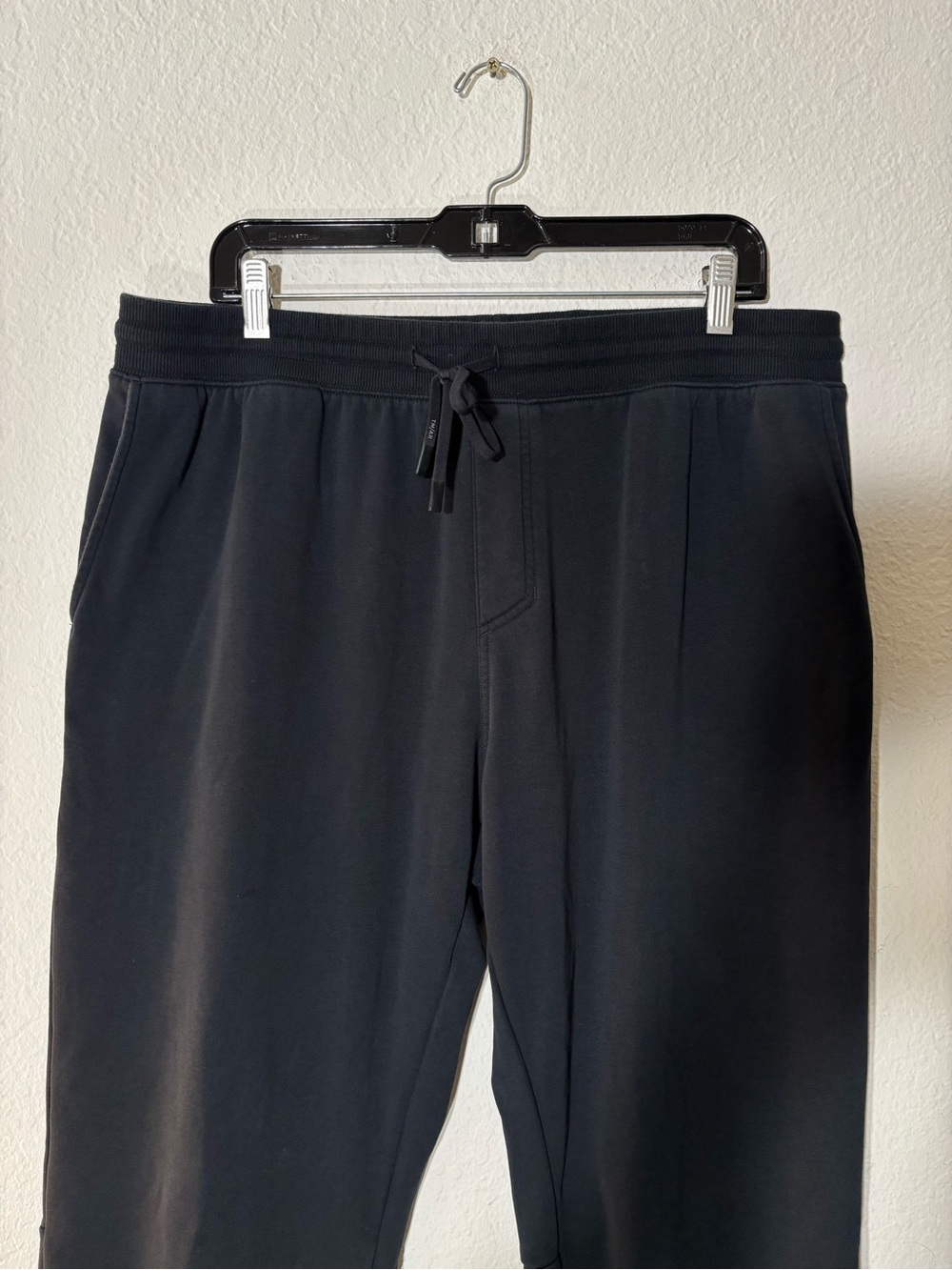TravisMathew Jogger Pants Size XL Black Drawstring Logo Athletic Golf Pants - Picture 6 of 14